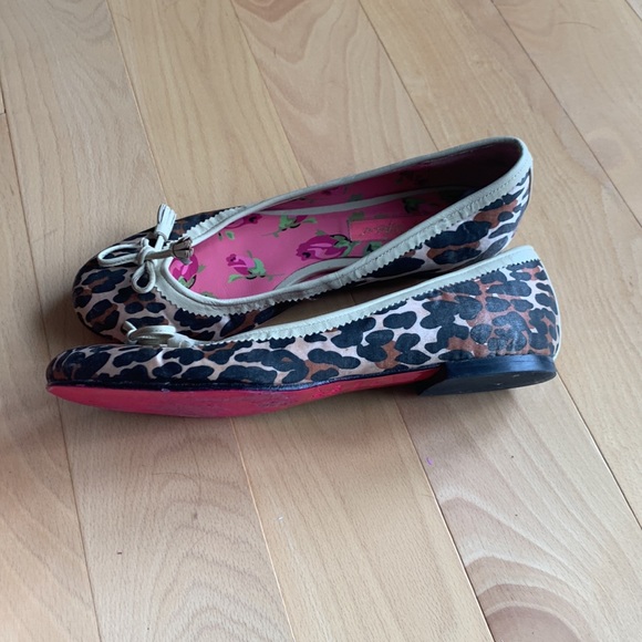 Leopard printed flats with bow. Size US 6.5 from Betsy Johnson. - Picture 4 of 4
